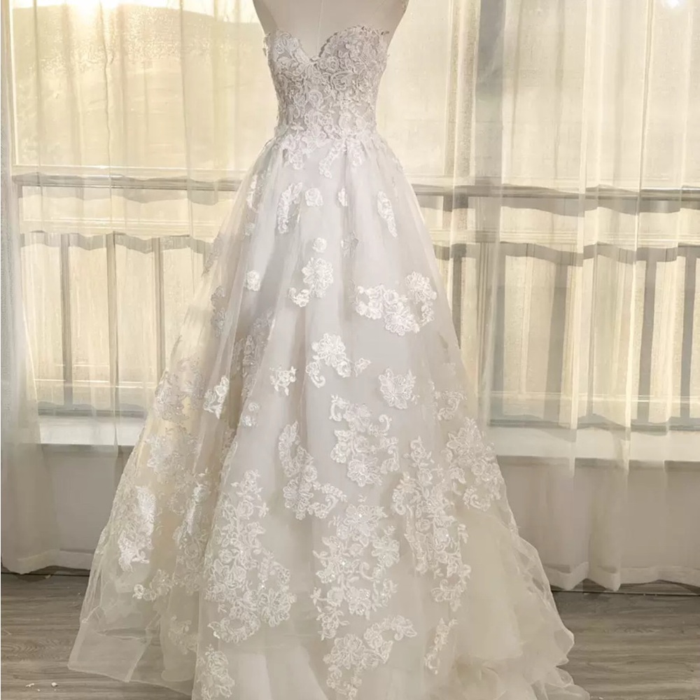Elegant White Lace Wedding Dress